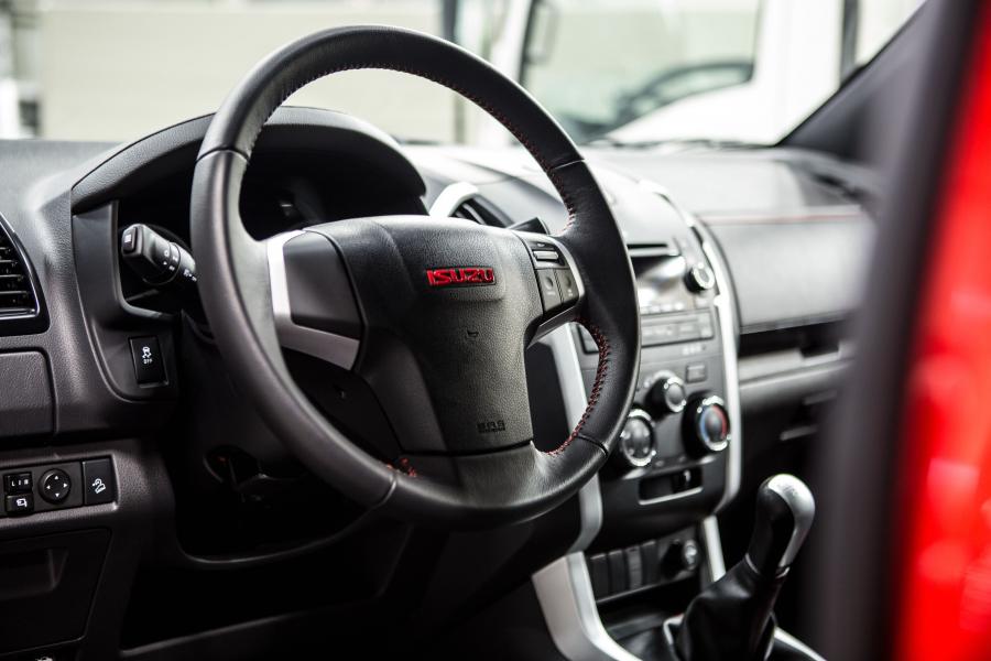 Детали интерьера Isuzu D-Max Fury Double Cab 2018 года  (EU) (фото 13 из 18)